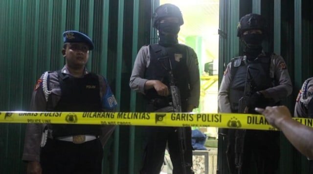 Densus 88 Anti Teror menggeledah salah satu kios  di Jalan Ahmad Yani, Kelurahan Lemah Mekar, Kecamatan Indramayu, Kabupaten Indramayu, Minggu (13/10) sekitar pukul 22.00 WIB. (Nafis)