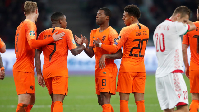 Para pemain Belanda merayakan gol Wijnaldum ke gawang Belarusia. Foto: REUTERS/Vasily Fedosenko