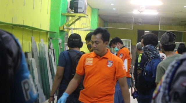 Penggeledahan yang dilakukan di Jalan A.Yani, Kelurahan Lemah Mekar, Kecamatan Indramayu, Kabupaten Indramayu Jawa Barat, mendapatkan pengawalan ketat dari aparat kepolisian. (Nafis)