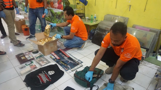 Densus 88 menemukan pakaian bertuliskan ISIS saat penggeledahan di rumah singgah, RF (24 tahun) terduga teroris di Kabupaten Indramayu. (Nafis)