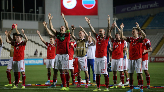 Para pemain Rusia merayakan kelolosan mereka ke Piala Eropa 2020. Foto: REUTERS/Yiannis Kourtoglou