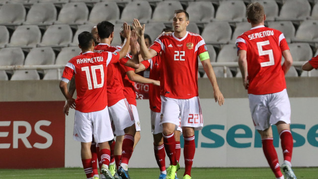 Para pemain Rusia merayakan gol Magomed Ozdoe. Foto: REUTERS/Yiannis Kourtoglou