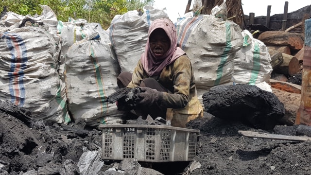 Wanita buruh arang belepotan jelaga di Desa Bulurejo, Kecamatan Mantewe, Kabupaten Tanah Bumbu, Kalsel pada Minggu (13/10/2019). Foto: banjarhits.id