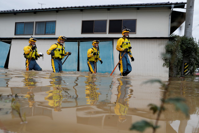 Polisi menyusuri daerah terdampak topan Hagibis di Chikuma, Prefektur Nagano, Jepang, Senin (14/10/2019). Foto: REUTERS/Kim Kyung-Hoon