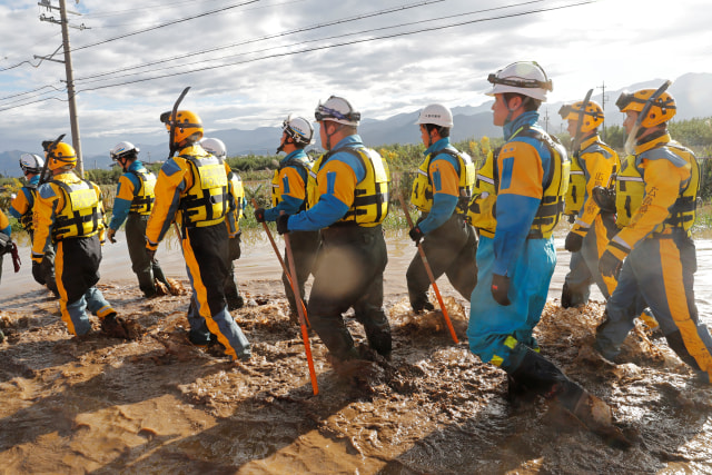 Polisi saat mencari korban topan Hagibis di Chikuma, Prefektur Nagano, Jepang, Senin (14/10/2019). Foto: REUTERS/Kim Kyung-Hoon