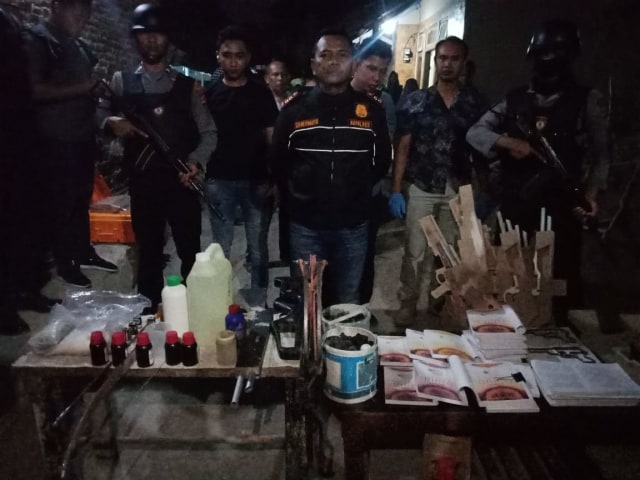 Tim Densus 88  Anti Teror Mabes Polri  mengamankan sejumlah barang bukti berupa cairan kimia,  buku tauhid,  panah dan senjata angin dari YF, terduga teroris asal Desa Bojong Lor Kecamatan Jamblang Kabupaten Cirebon, Jawa Barat. (Juan)