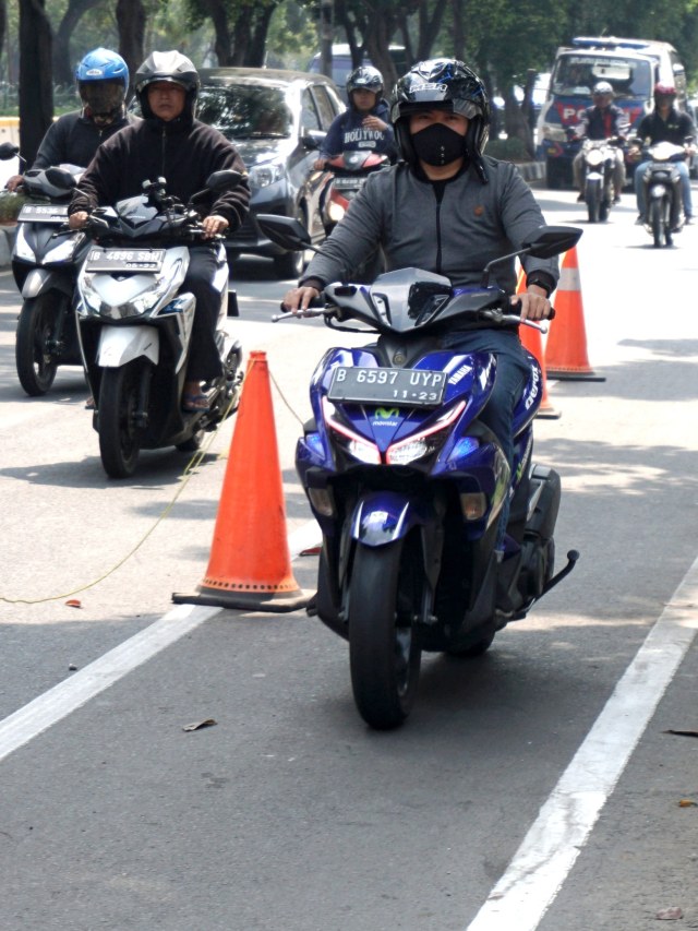 Salah satu pemotor menggunakan jalur sepeda di kawasan Pramuka, Jakarta Timur, Senin (14/10). Foto: Iqbal Firdaus/kumparan
