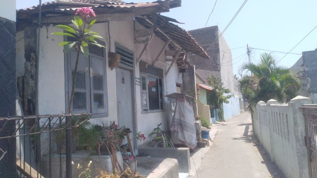 Rumah di dalam Gang Sempit di Jalan Sukalila Selatan, Kelurahan Panjunan, Kecamatan Lemahwungkuk, Kota Cirebon, Jawa Barat, menjadi lokasi penggeledahan terduga teroris jaringan JAD. (Juan)