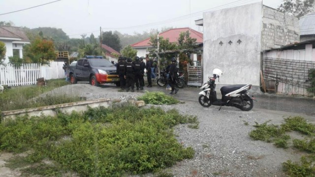 Saat Tim Densus 88 Anti Teror Mabes Polri usai melakukan penggeledahan di rumah salah satu terduga teroris di Kabupaten Poso. Foto: Istimewa