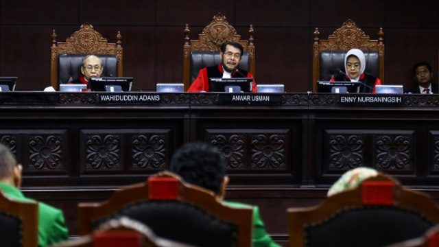 Ketua Majelis Hakim Mahkamah Konstitusi (MK) Anwar Usman (tengah) memimpin sidang pendahuluan uji formil Undang-Undang KPK di Gedung MK, Jakarta. Foto:  ANTARA FOTO/Rivan Awal Lingga 