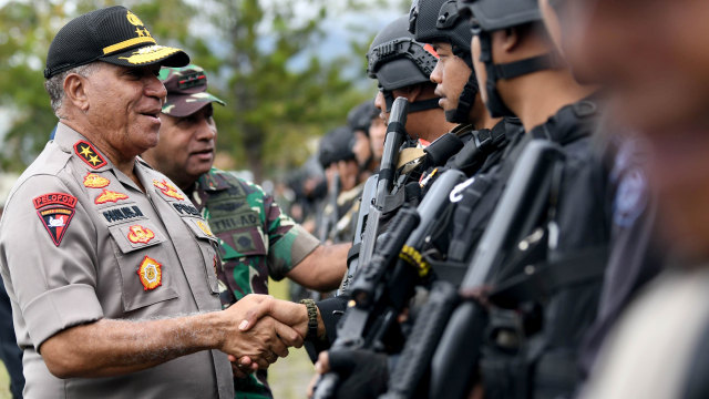 Kapolda Papua Irjen Pol Paulus Waterpauw (kiri) menyalami anggota TNI di sela-sela upacara apel gabungan di Kota Wamena, Kabupaten Jayawijaya, Papua.  Foto: ANTARA FOTO/M Risyal Hidayat 