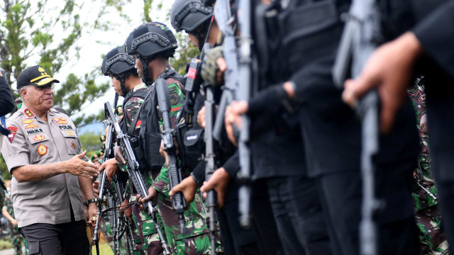Kapolda Papua Irjen Pol Paulus Waterpauw (kiri) menyalami anggota TNI di sela-sela upacara apel gabungan di Kota Wamena, Kabupaten Jayawijaya, Papua.  Foto: ANTARA FOTO/M Risyal Hidayat 