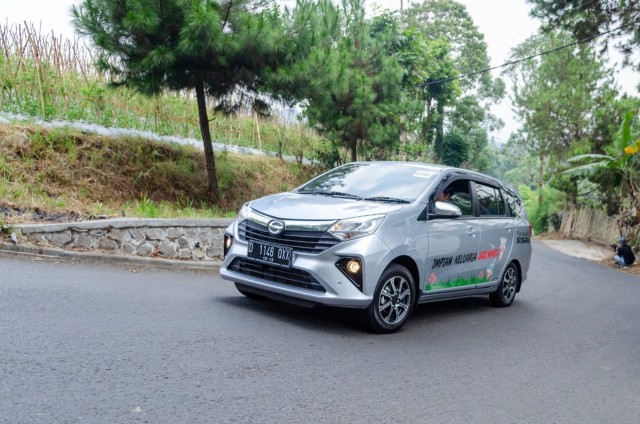 New Daihatsu Sigra sedang diuji di jalanan menanjak. Foto: Daihatsu