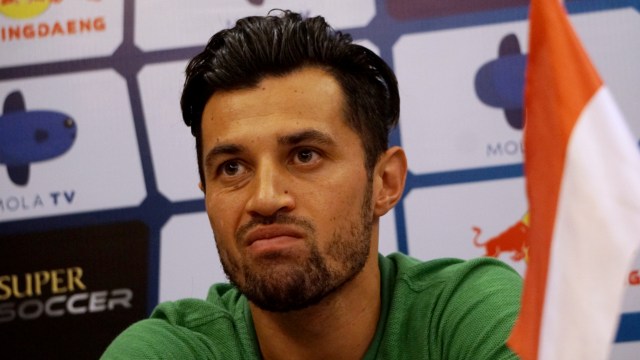 Pemain Timnas Indonesia Stefano Lilipaly memberikan keterangan pers jelang pertandingan kualifikasi melawan Vietnam, di Sanur, Bali, Senin (14/10/2019). Foto: Fanny Kusumawardhani/kumparan