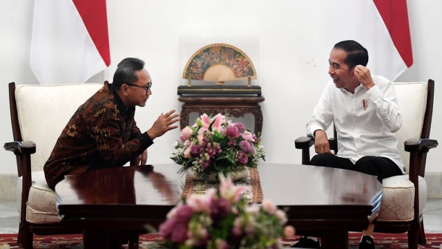 Presiden Joko Widodo (kanan) berbincang dengan Ketua Umum Partai Amanat Nasional (PAN) Zulkifli Hasan, pada pertemuan tertutup di Istana Merdeka, Jakarta.  Foto: ANTARA FOTO/Puspa Perwitasari