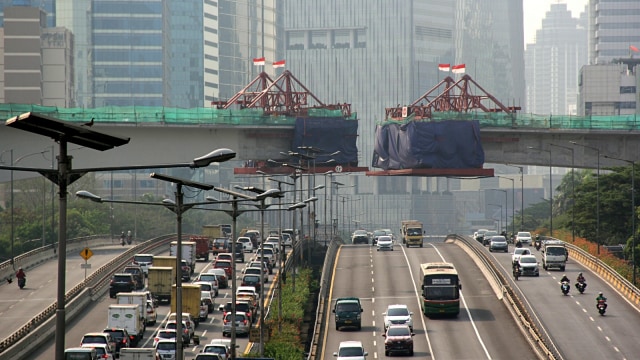 Suasana lalu lintas di sekitar lokasi pembangunan jembatan terpanjang LRT Jabodebek tahap I, Jakarta, Senin (14/10/2019). Foto: Nugroho Sejati/kumparan
