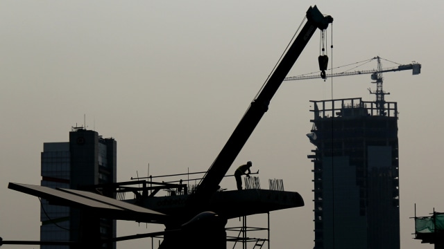 Seorang pekerja mengerjakan pembangunan LRT Jabodebek tahap I di sisi Jalan Gatot Subroto, Jakarta, Senin (14/10/2019). Foto: Nugroho Sejati/kumparan