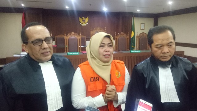Ina Yuniarti (tengah) usai menjalani sidang vonis di Pengadilan Negeri Jakarta Pusat. Foto: Adhim Mugni Mubaroq/kumparan 