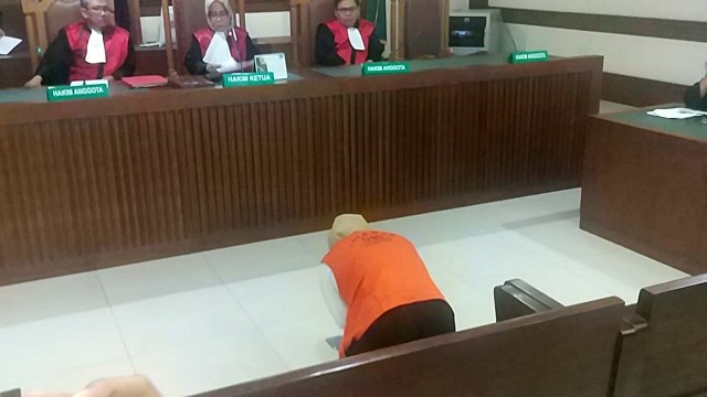 Ina Yuniarti, terdakwa penyebar video lelaki yang akan 'penggal Jokowi' sujud syukur usai divonis bebas, Senin (14/10/2019). Foto: Adhim Mugni Mubaroq/kumparan