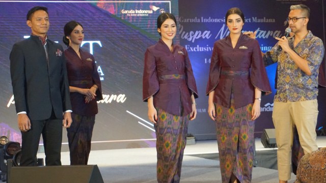 Desainer IKAT Indonesia, Didiet Maulana (kanan) saat peluncuran seragam tematik baru awak kabin Garuda Indonesia “Puspa Nusantara”. Foto:  Gitario Vista Inasis/kumparan 