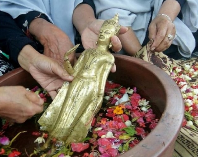 Acara memandikan pusaka atau ‘Nyiramkeun Pusaka’ peninggalan Kerajaan Talaga Manggung digelar di  Museum Talaga Manggung, Desa Talaga Wetan, Kecamatan Talaga, Kabupaten Majalengka, Senin (14/10). (Oki)