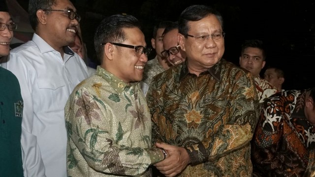 Ketum PKB Muhaimin Iskandar alias Cak Imin bersalaman dengan Prabowo Subianto di DPP PKB, Senin (14/10/2019). Foto: Iqbal Firdaus/kumparan