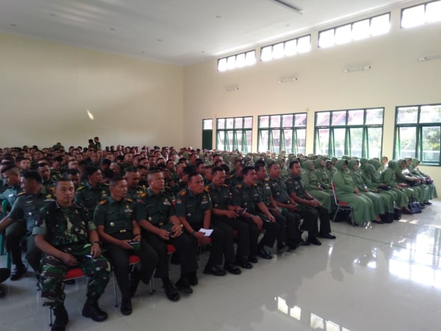 Dandim 0615 Kuningan Letkol Inf Daru Cahyadi Soeprapto bersilaturahmi dengan seluruh anggota militer hingga PNS dan para istri TNI yang tergabung dalam Persit Kodim 0615 Kuningan, Senin (14/10). Keluarga besar prajurit negara diminta lebih bijak dalam menggunakan media sosial (Medsos). (Andri)