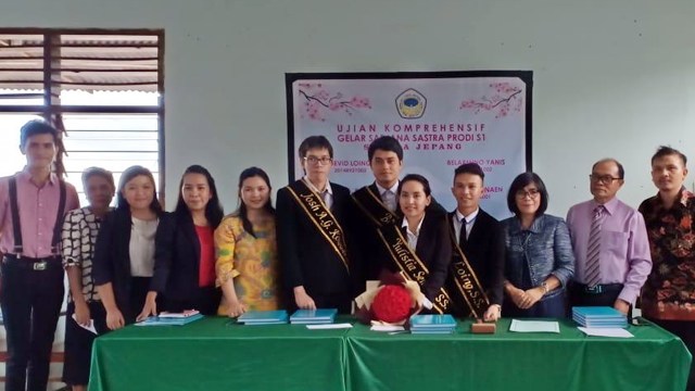 Para mahasiswa di Sekolah Tinggi Ilmu Bahasa Asing (Stiba) Manado, saat kelulusan sarjana