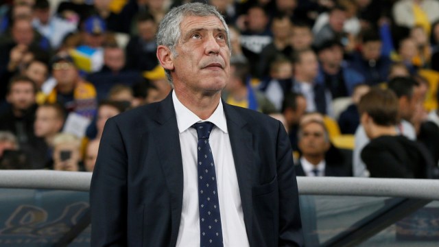 Pelatih Portugal, Fernando Santos, di laga melawan Ukraina. Foto: REUTERS/Valentyn Ogirenko
