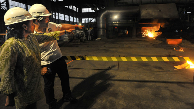 Rini Soemarno (kiri) saat masih menjadi Menteri BUMN didampingi Dirut PT Krakatau Steel Tbk Silmy Karim (kanan) meninjau unit tambahan Blast Furnace yang baru. Foto: ANTARA FOTO/Asep Fathulrahman