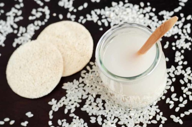 Air cucian beras untuk wajah dan kulit (Sumber foto: ShutterStock)