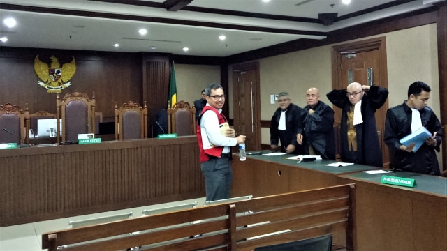 Advokat Desrizal jalani sidang kasus pemukulan 2 hakim di PN Jakpus. Foto: Adhim Mugni/kumparan