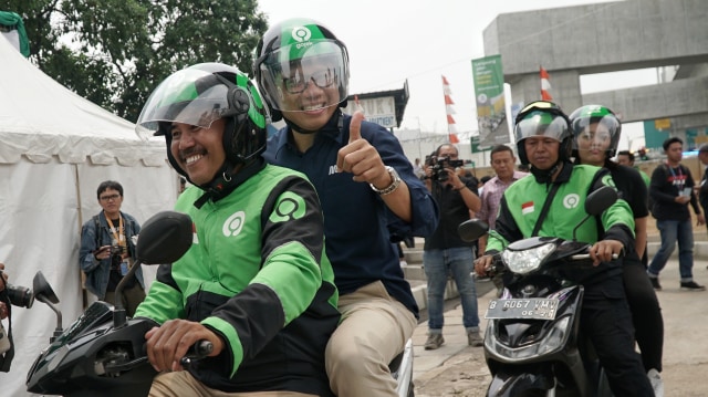 Dirut MRT William Sabandar saat mencoba salah satu layanan terbaru Gojek, yaitu GoRide Instan. Foto: Jamal Ramadhan/kumparan