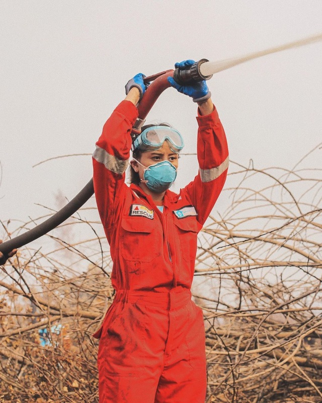 Selebgram Karin Novilda atau Awkarin memadamkan api kebakaran hutan. Foto: Instagram/@awkarin