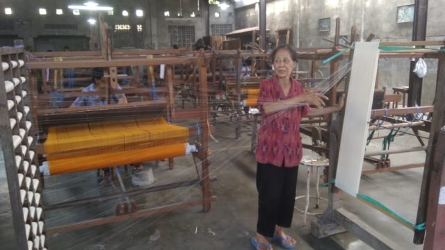 Etmy Kustiyah Sukarsa, pemilik perusahaan Tenun yang dikunjungi Iriana Jokowi - kanalbali/KR13