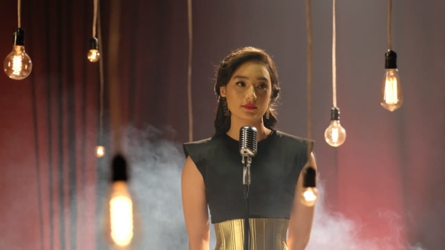 Tatjana Saphira jadi penyanyi dangdut di 'Hit n Run' (Foto: Dok. Screenplay Productions)