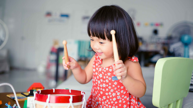 Ilustrasi balita main sendiri. Foto: Shutter Stock