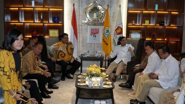 Suasana saat Ketum Partai Gerindra Prabowo menemui Ketua Partai Golkar Airlangga Hartarto di Kantor DPP Partai Golkar, Selasa (15/10/2019). Foto: Jamal Ramadhan/kumparan