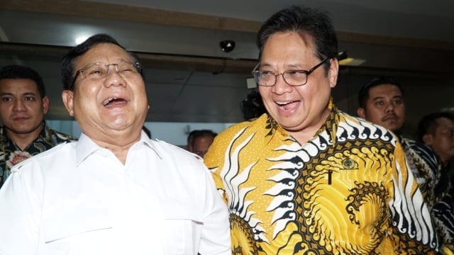 Ketum Partai Gerindra Prabowo bertemu Ketua Partai Golkar Airlangga Hartarto di Kantor DPP Partai Golkar, Selasa (15/10/2019). Foto: Jamal Ramadhan/kumparan