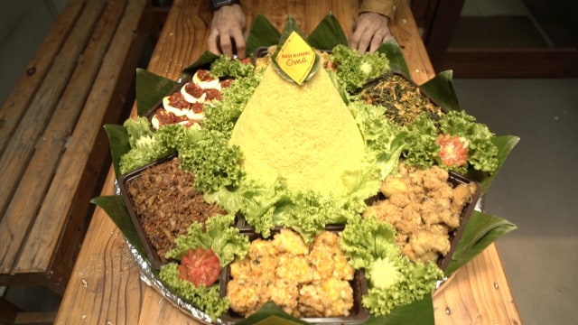 Nasi Kuning Cakalang Oma Foto: Deshana/kumparan
