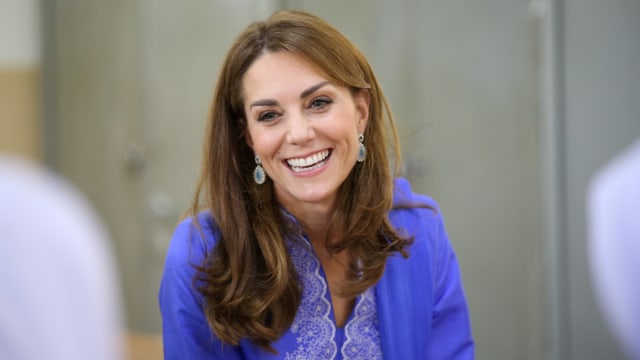 Kate Middleton berbincang saat berkunjung sekolah di Islamabad, Pakistan. Foto: REUTERS / Ian Vogler
