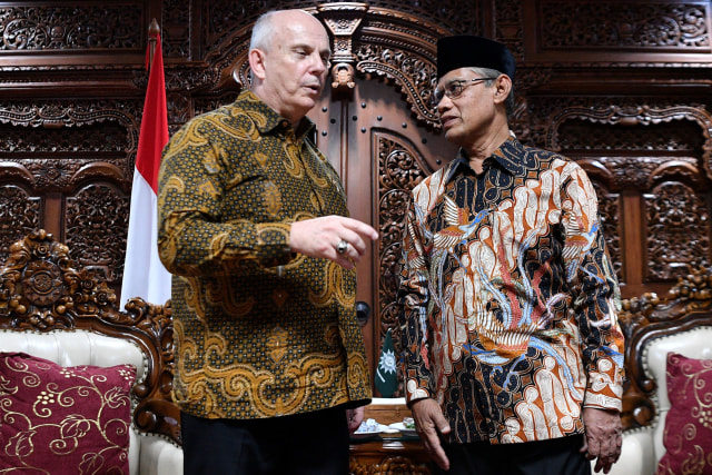 Duta Besar Amerika Serikat untuk Indonesia Joseph R Donovan Jr (kiri) berbincang dengan Ketua Umum PP Muhammadiyah Haedar Nashir di Kantor PP Muhammadiyah. Foto: ANTARA FOTO/Sigid Kurniawan