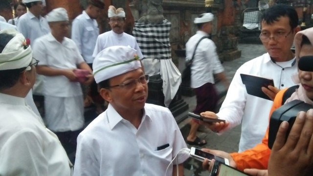 Gubernur Bali Wayan Koster saat diwawancarai wartawan (kanalbali/IST)