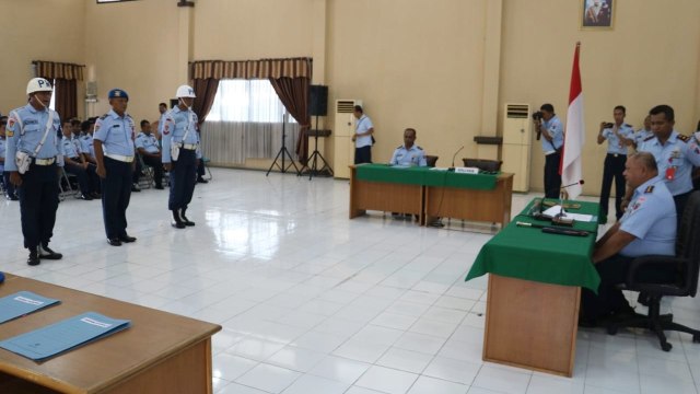 Sidang militer Pembantu Letnan Satu (Peltu) berinisial YS di Gedung Hercules, Mako Lama Lanud Muljono TNI Angkatan Udara, Surabaya. Foto: Dok. Istimewa