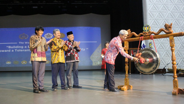 Wakil Menteri Luar Negeri AM Fachir (kanan) saat membuka Kongres Indonesianis se-Dunia (The World Indonesianist Congress) di Yogyakarta. Foto: Dok. Kementrian Luar Negeri 