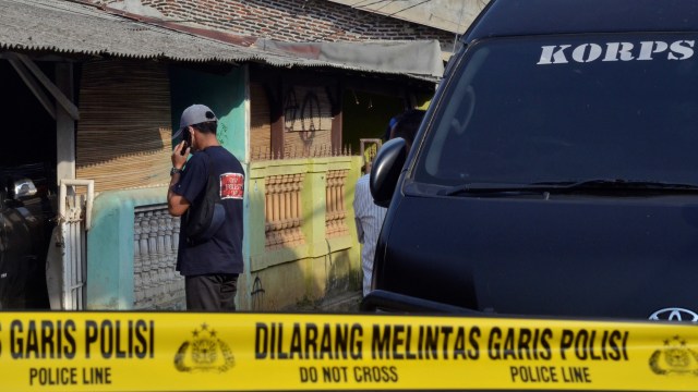 Personel Tim Densus 88 Polri berjaga saat penggeledahan rumah milik orang tua salah satu terduga teroris di Bandar Lampung, Lampung. Foto: ANTARA FOTO/Ardiansyah 