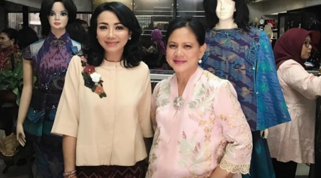 Iriana Joko Widodo Kunjungi Perajin Tenun Ikat di Bali