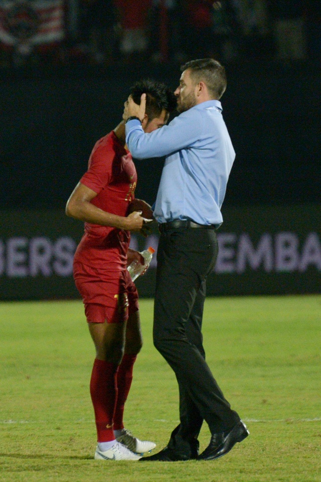 Pelatih Timnas Indonesia, Simon McMenemy (kanan), memeluk Bayu Pradana setelah dikalahkan Timnas Vietnam. Foto: ANTARA FOTO/Nyoman Budhiana