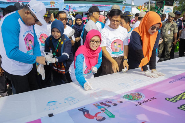 Deklarasi Gerakan Pencegahan dan Penanganan Stunting (Geunting), di Lapangan Blang Padang, Banda Aceh, Minggu (3/3). Foto: Humas Aceh