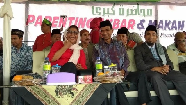 USTAD Abdul Somad saat bersama Menteri Susi Pudjiastuti. 